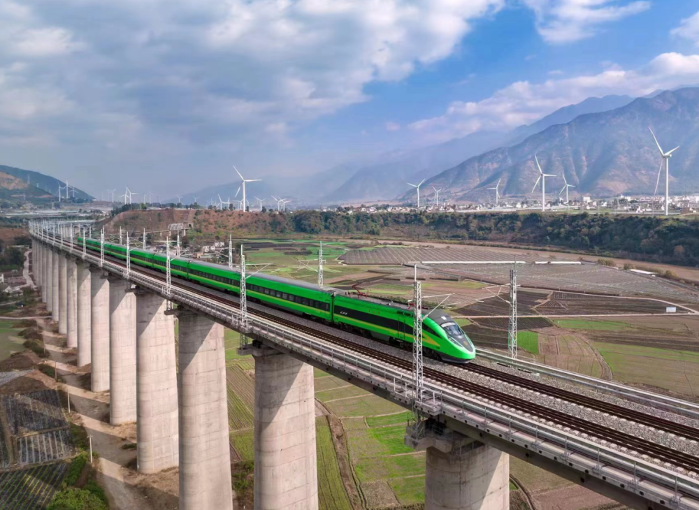 镜头下的大凉山:动车穿越大凉山