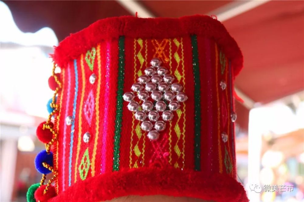 盛装包头一般以大红色为主色调,面料上绣有特色图案,再加上一些小饰品
