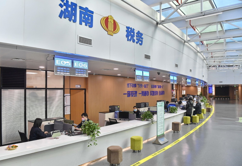 (1月28日,湖南省政务服务大厅,市民在办理业务.
