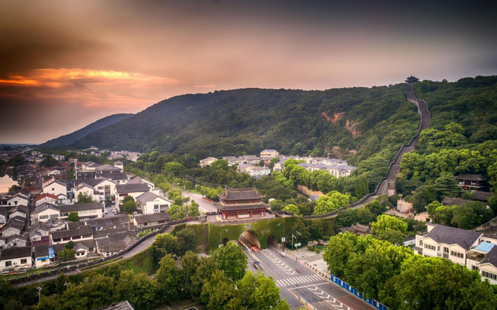 常熟虞山文化旅游度假区的山水得天独厚,青青虞山隽永如古琴,盈盈尚湖