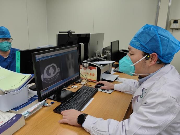 新春走基层援疆医生张春敭春节休假期间主动到医院值班