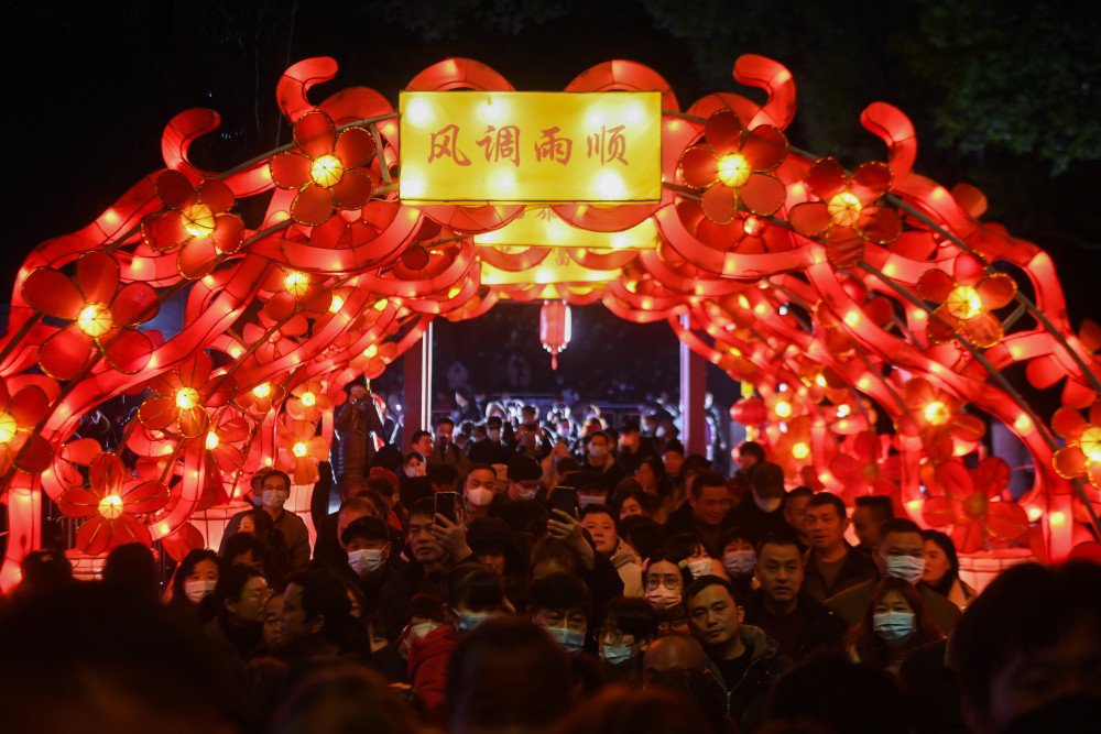 (新华全媒 )江南古镇百年元宵民俗"鳌山灯会"亮灯_腾讯新闻