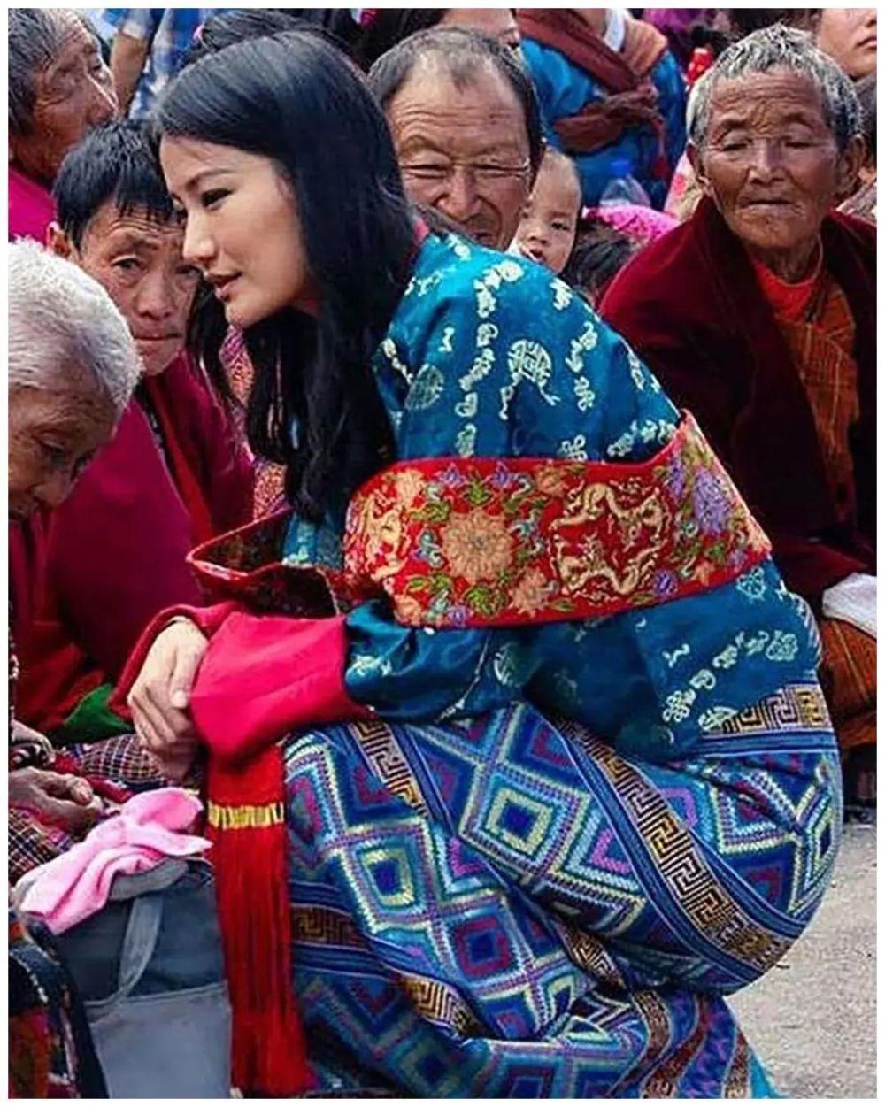 取代表姐嫁给不丹国王结婚11年照顾4位太后佩玛王后过得如何