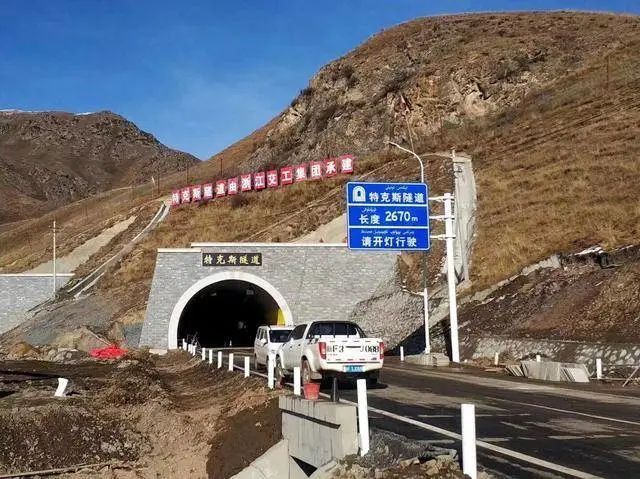伊犁公路管理局特克斯分局一直对全县国省干线,尤其是公路隧道每天