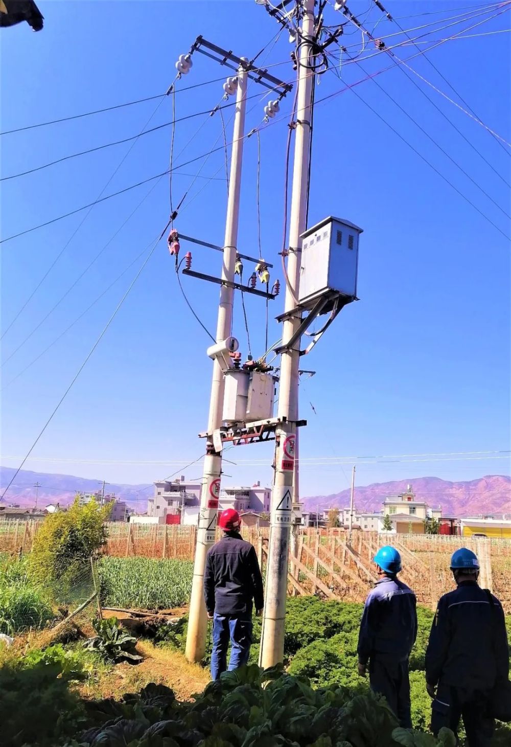 賓川供電局營配指揮中心兩個班組24小時輪流值守,值班人員實時監控配