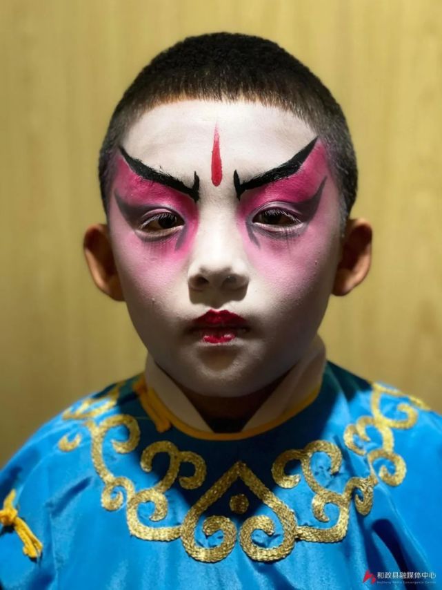 巧手匠心,绘就秧歌玩手精美妆容——致敬秧歌队幕后工作者—化妆师