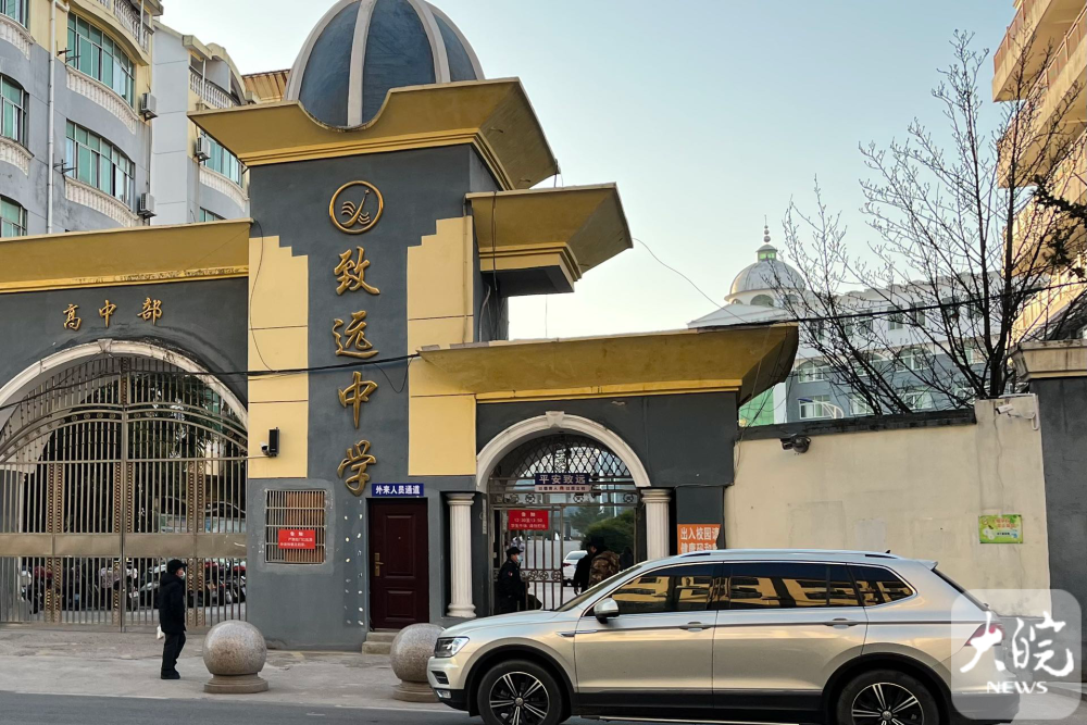 胡鑫宇遗体被找到追踪:致远中学高中部北门外寻人启事已被撕掉