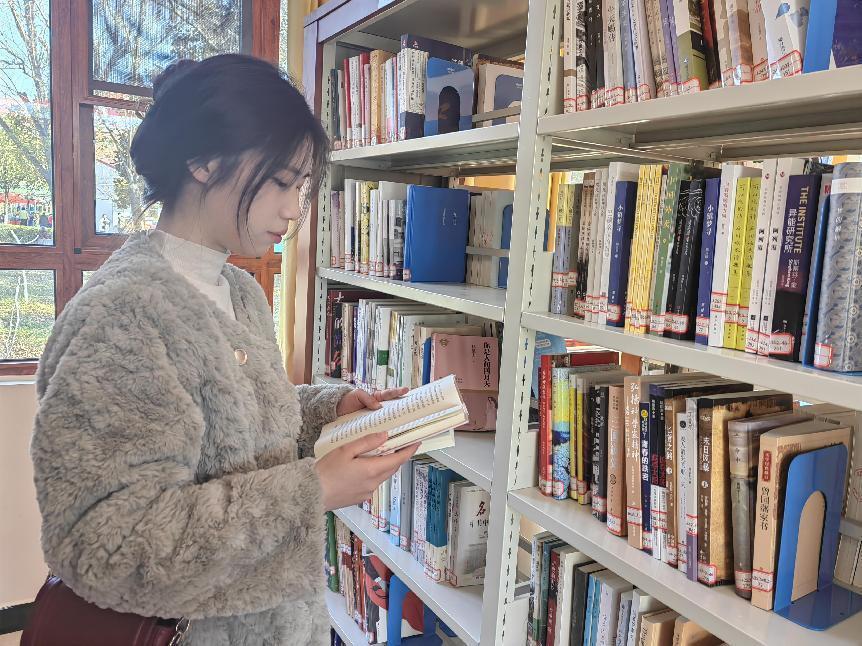 河南西峡:书香伴新春 图书馆里过大年_腾讯新闻