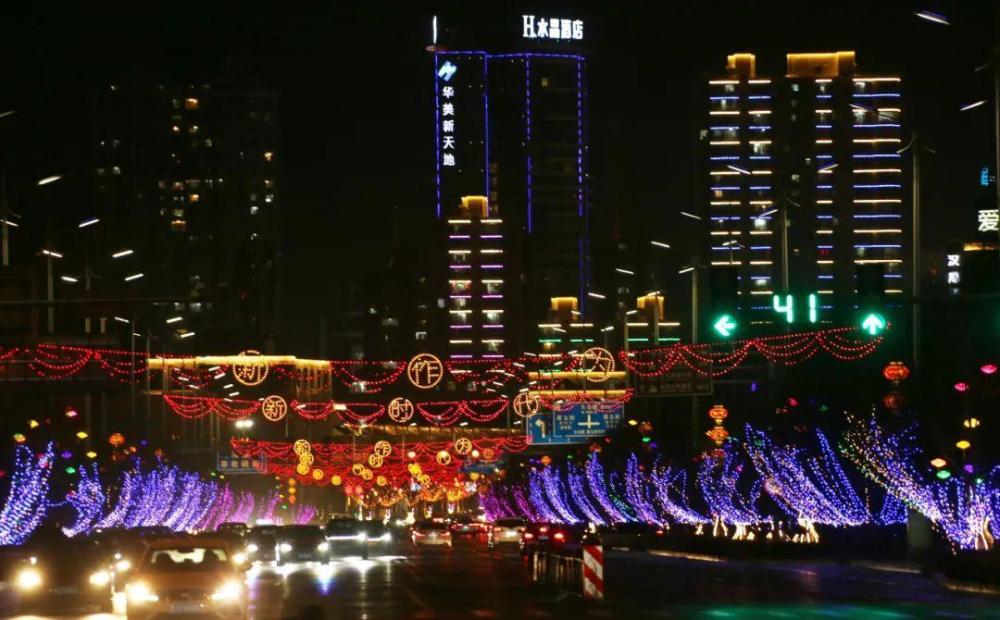 孝义,公园广场,街巷游园,到处张灯结彩,灯火通明,车马喧腾,整座城市在