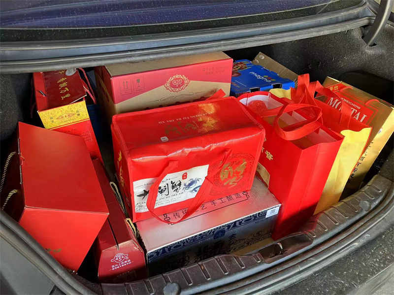 假期结束返回杭州工作的毛女士后备箱里除了水果零食,还带上了许多