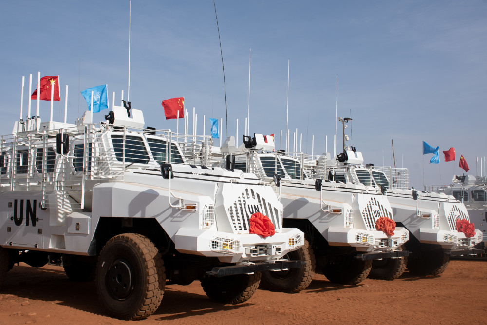 中国蓝盔首次列装新型防地雷反伏击车_腾讯新闻