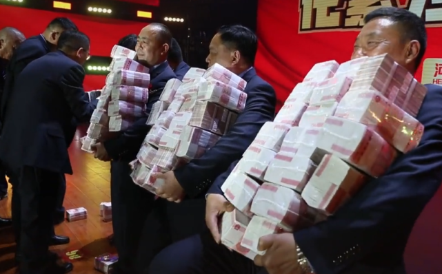 公司负责宣传的冯先生透露,有三位员工分别领到现场最高的500万元奖金