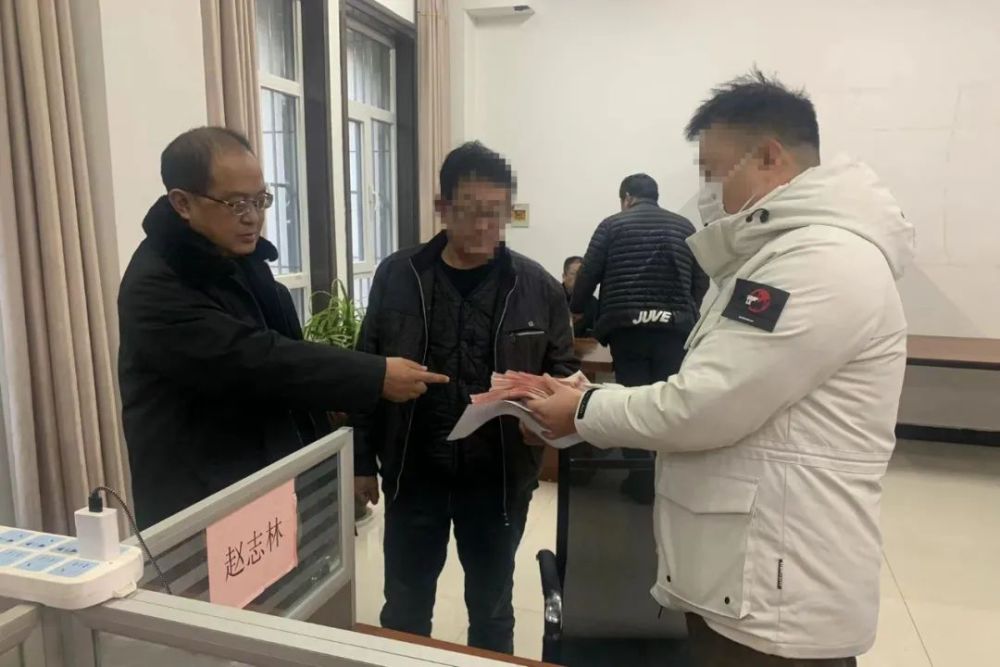 在现场通过查看其支付宝,财付通交易情况,及时固定涉嫌拒执犯罪证据的