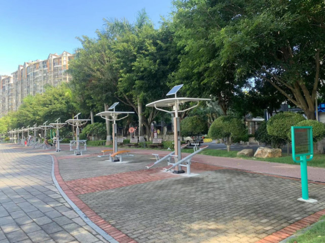 同安区因地制宜,在运动场内设置了多种智能健身器材,满足周边市民