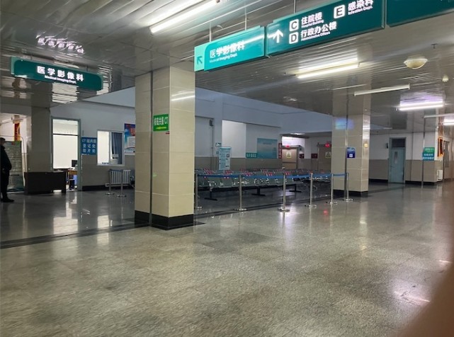 县城新冠疫情过峰:医院大厅无人排队,诊所关门过年