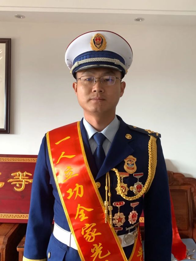 荣立二等功"的横幅,从小区门口浩浩荡荡走来,胡显禄及其家属身披绶带