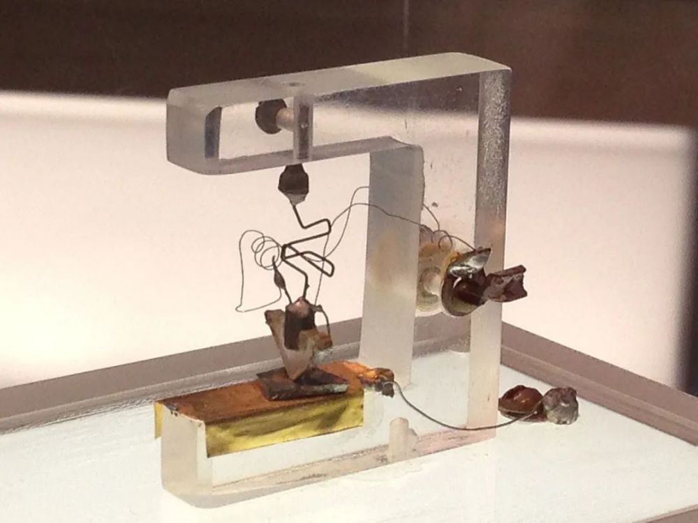 世界上第一个晶体管图片