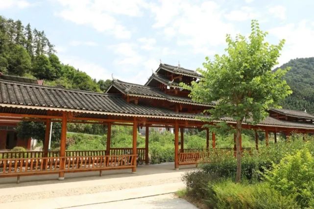 (杨雯静 摄)1月12日,在融安县板榄镇古龙村平寨屯拍摄的家风牌匾.