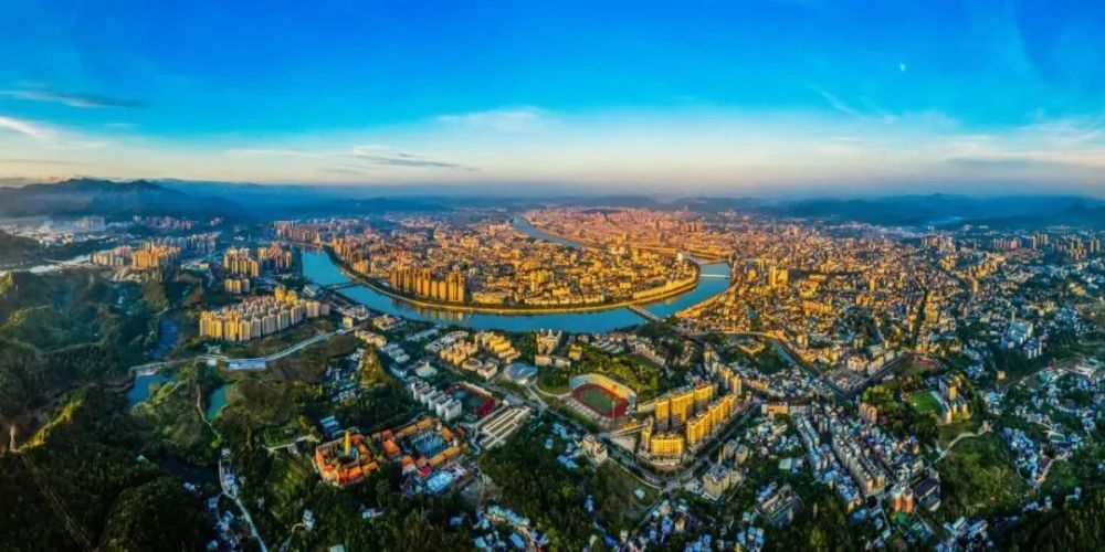 梅州城区全景图梅州是中国优秀旅游城市,国家历史文化名城,东亚文化