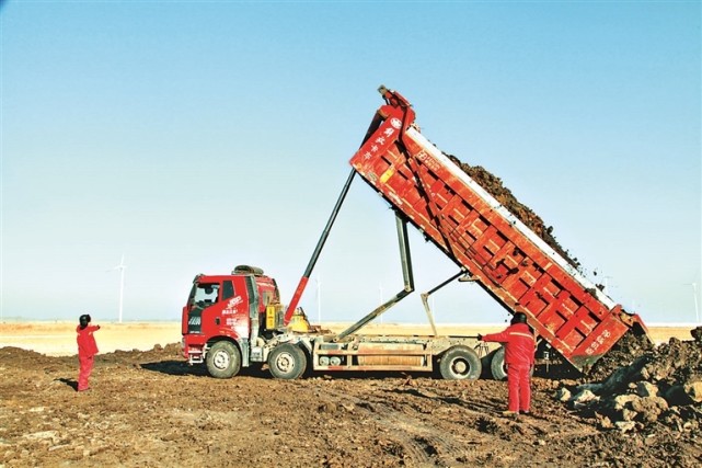 大庆油田库里泡工程项目现场,身穿红色棉工服的建设人宛如点点红梅