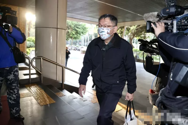 提前从台大退休，柯文哲今最后一天上班，2月行程满档暖身2024年“大选”_腾讯新闻