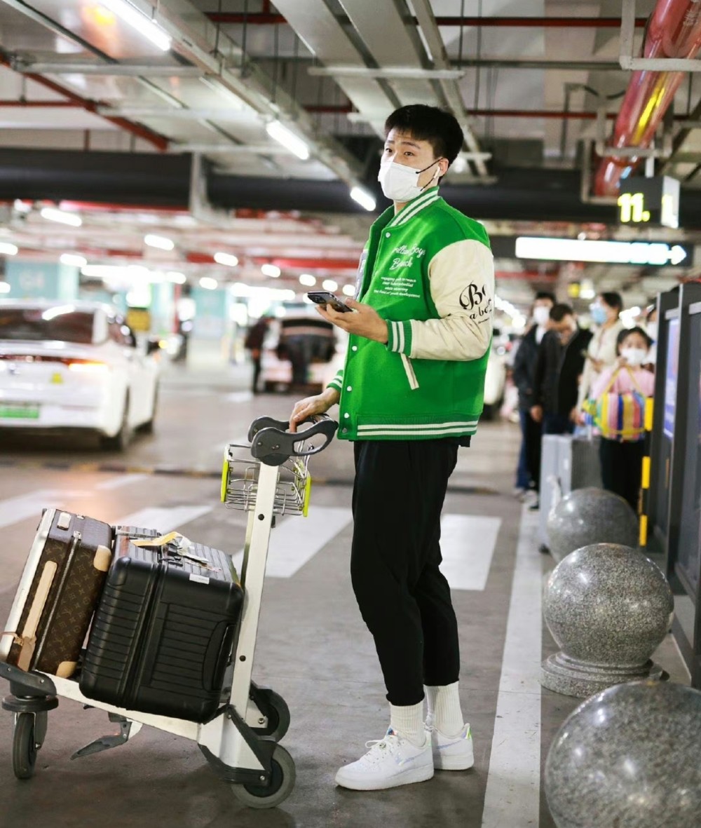 赵睿现身机场,帅气十足!黑龙江小伙结束春节假期,返回广东宏远