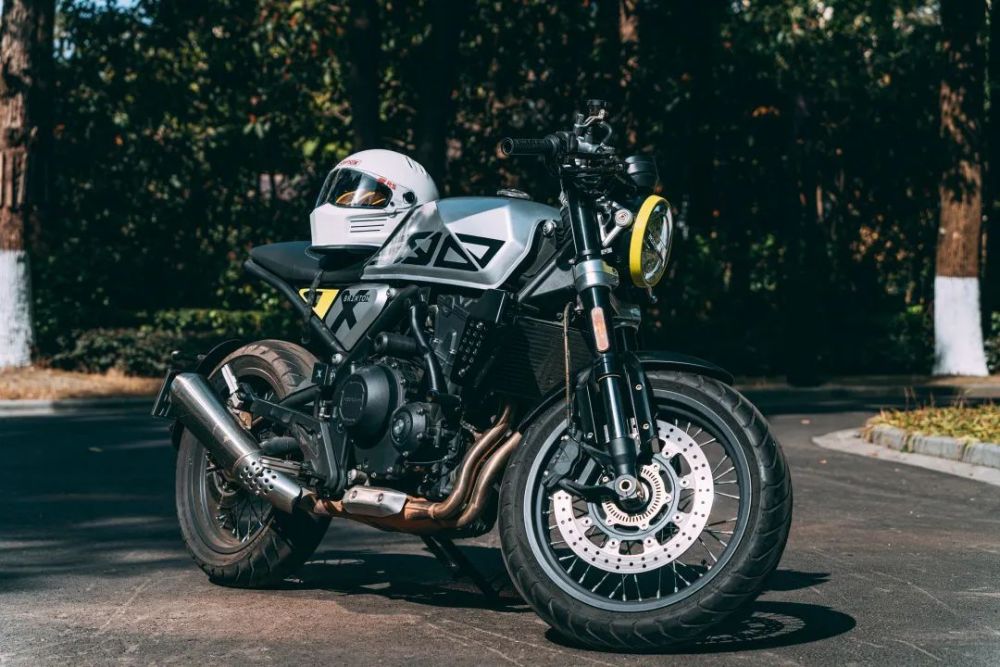 试驾高金gk500咖啡版:双缸大排有质感,英伦复古靠国产_腾讯新闻