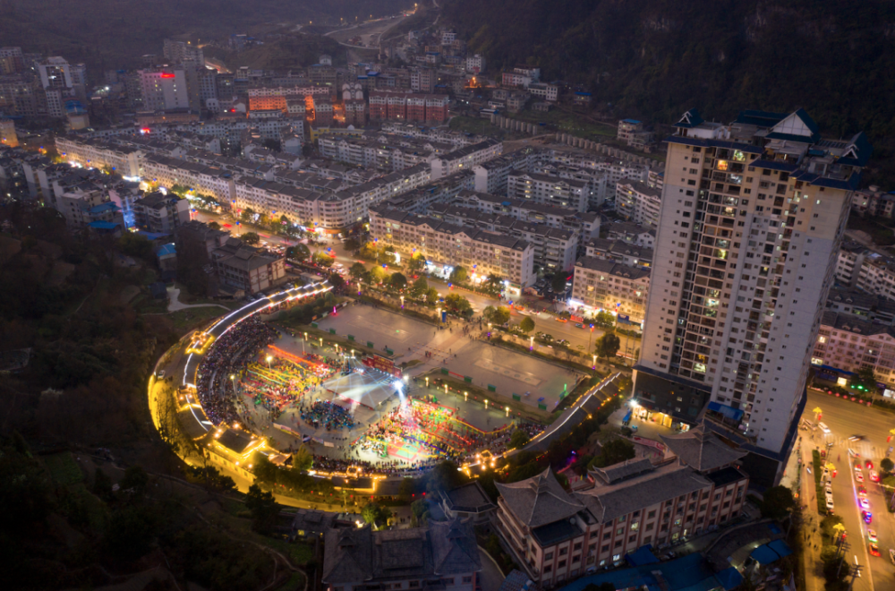 1月30日,正月初九,黄平县新州镇文化广场举行龙灯比赛,来自各乡镇村寨