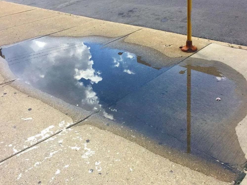 又被骗了他在路边画了一个水坑路人全都绕着走