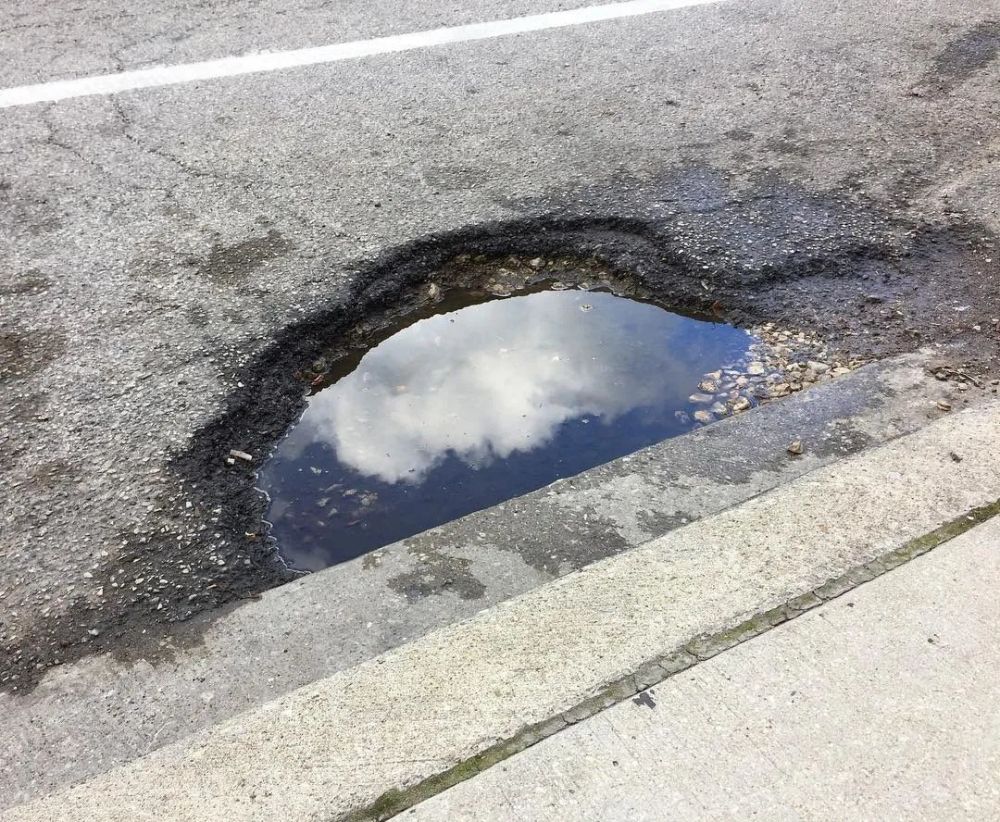 下过雨后街上就会形成不少的水坑,走路的时候最怕一不小心踩进里面,鞋