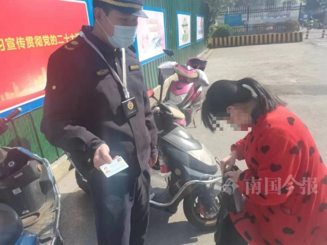 机智！柳州两名城管队员捡到钱包，凭一件东西就找到了失主_腾讯新闻