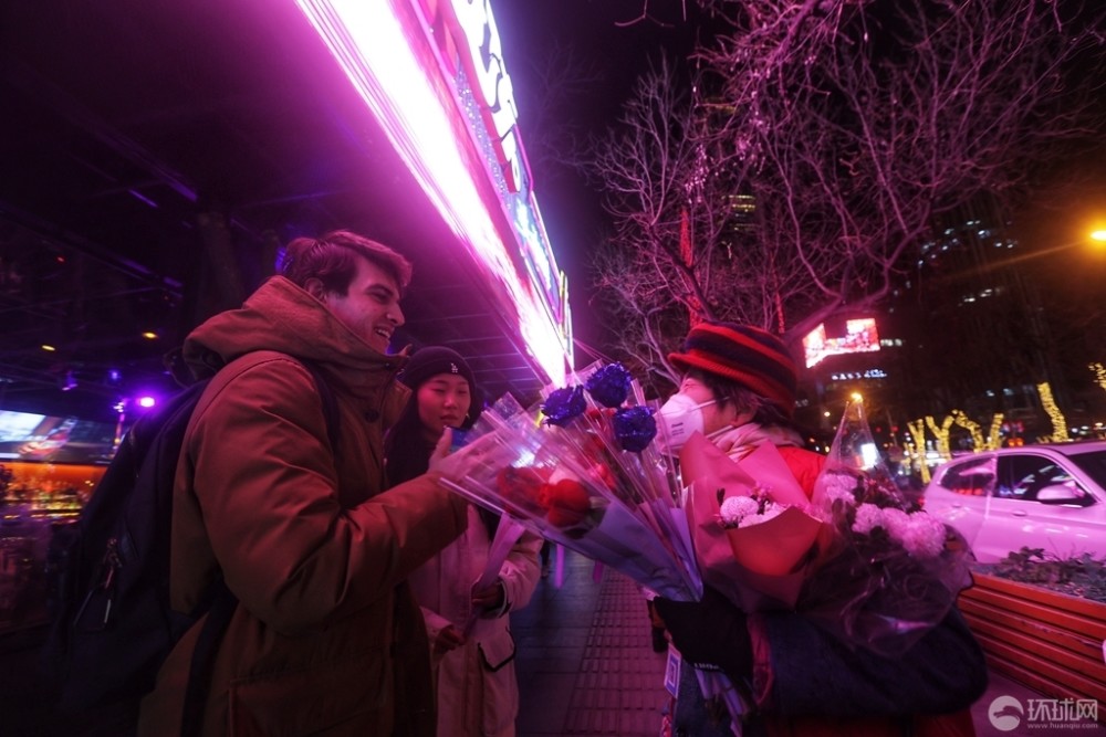 北京三里屯酒吧街騰退改造前最後一夜,眾多市民前往打卡留念_騰訊新聞