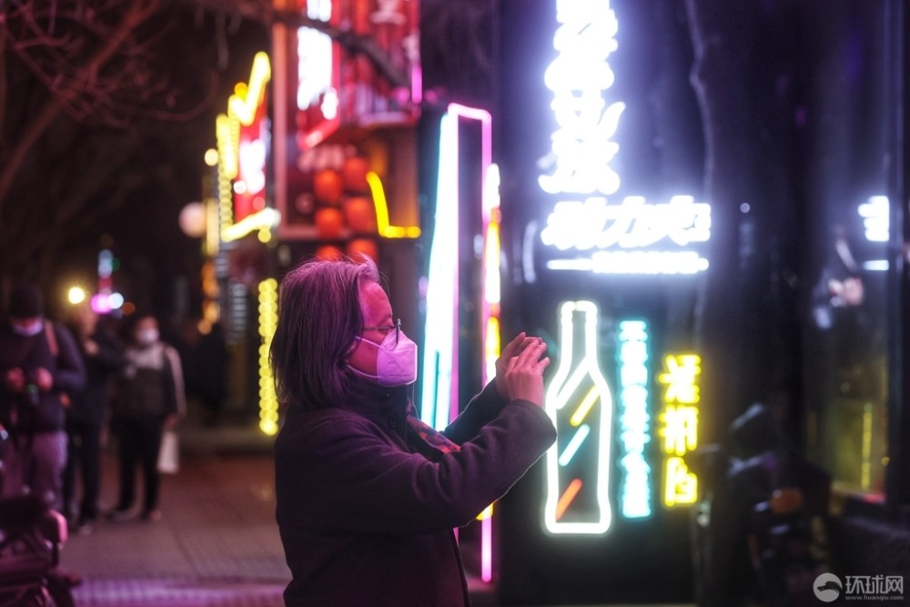 北京三里屯酒吧街騰退改造前最后一夜，眾多市民前往打卡留念新概念英語第二冊聽力英音版小e2023已更新(知乎/頭條)光學玻璃光路設計