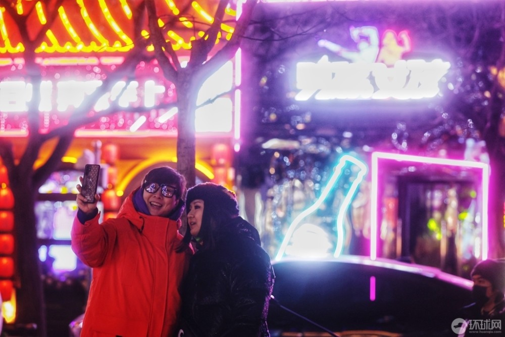 北京三里屯酒吧街騰退改造前最后一夜，眾多市民前往打卡留念新概念英語第二冊聽力英音版小e2023已更新(知乎/頭條)光學玻璃光路設計