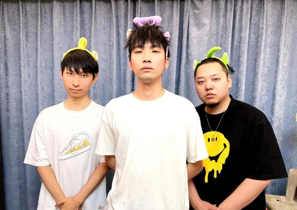 ag6.6晒自己工号牌,类别竟是保安?实则在和小兽一起"干大事"_腾讯新闻