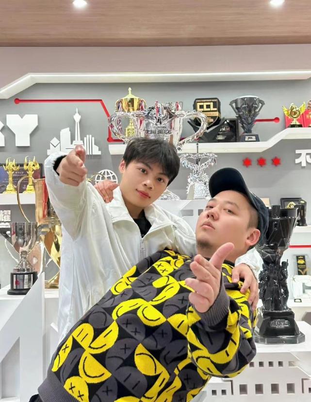 ag6.6晒自己工号牌,类别竟是保安?实则在和小兽一起"干大事"_腾讯新闻