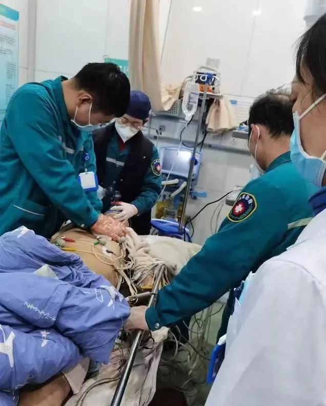 后,几个人费了好大劲才把这位又高又壮的患者转移至平车上,推入抢救室