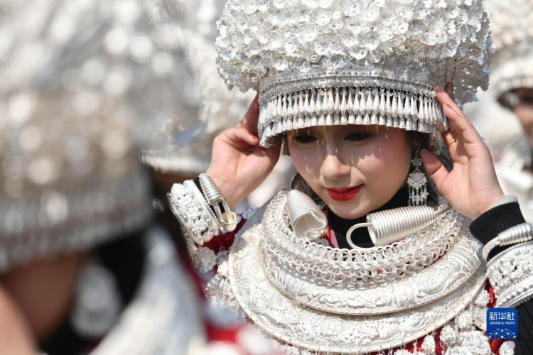 1月31日,苗族同胞在贵州省黔东南苗族侗族自治州黄平县谷陇镇盛装巡游