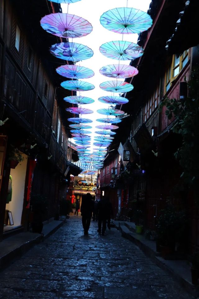 丽江古城油纸伞再换新颜_腾讯新闻