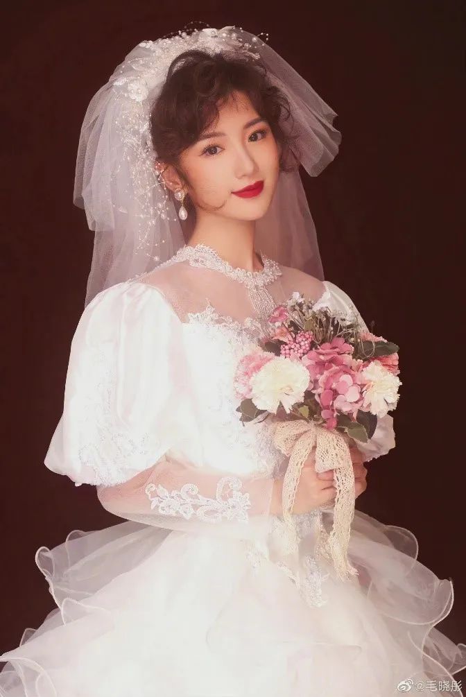 90年代的婚纱好像没有那么多种类可选,影楼有什么,婚纱店能租到什么