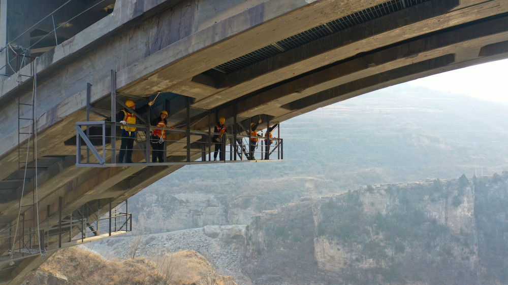 新华全媒 |守护"文物级"铁路桥的深山桥隧工_腾讯新闻