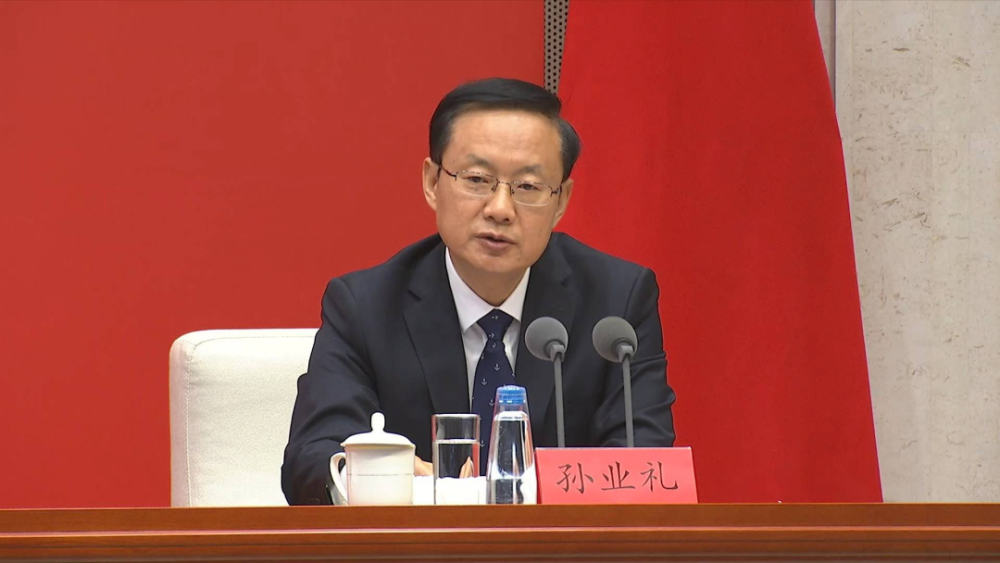 阵容,由中宣部副部长,国新办主任孙业礼"领衔",对外新闻局局长陈文俊