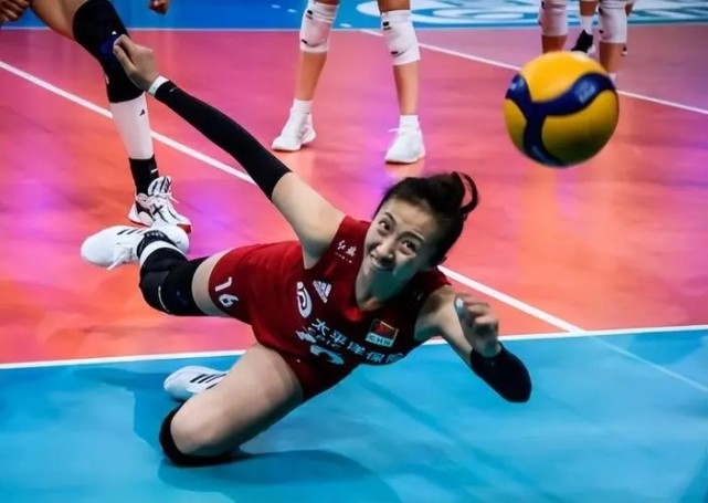 丁霞在二传中攻击性非常强,比刁琳宇有左手优势,攻手不下球,丁接应