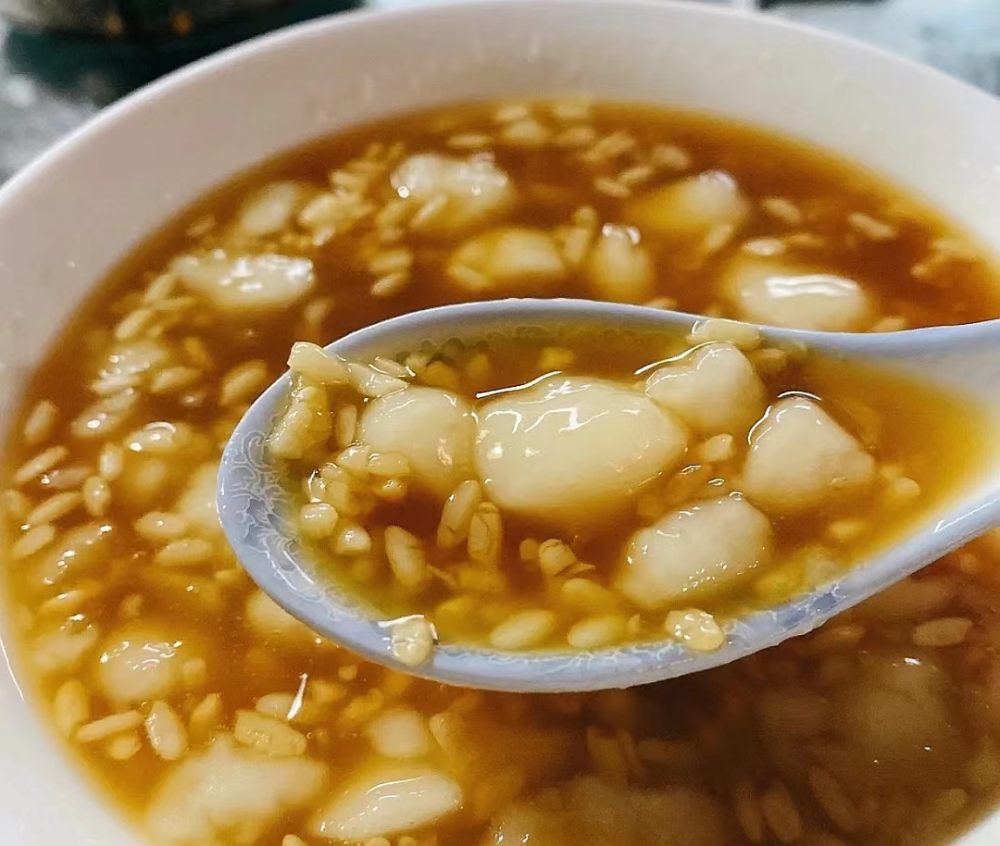 红糖的醇甜配上醪糟的微酸,喝一碗很是落胃.