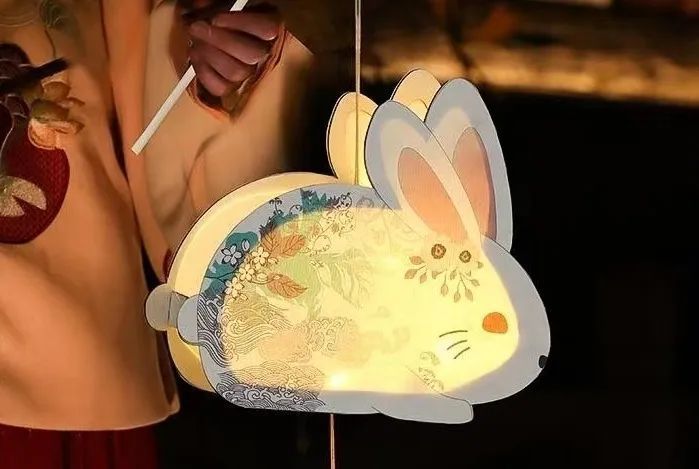 活动现场将设置传统兔灯制作,少儿diy玉兔灯笼制作,愤怒的小鸟游戏