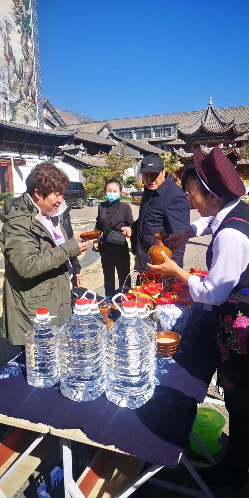 白族手工造纸,泥塑瓦猫,皮革制作技艺,鹤庆米糕,鹤庆乾酒等20多位非遗