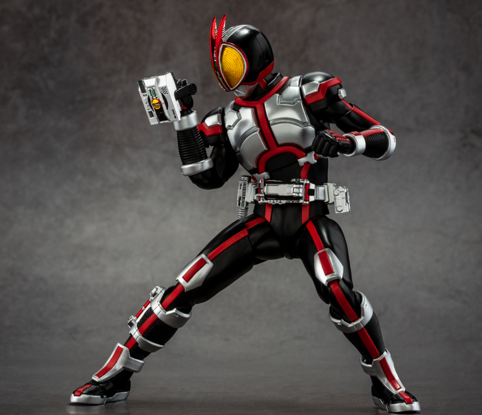 以前挺喜欢假面骑士555结果官方把玩具的街头蹲做成了铁山靠