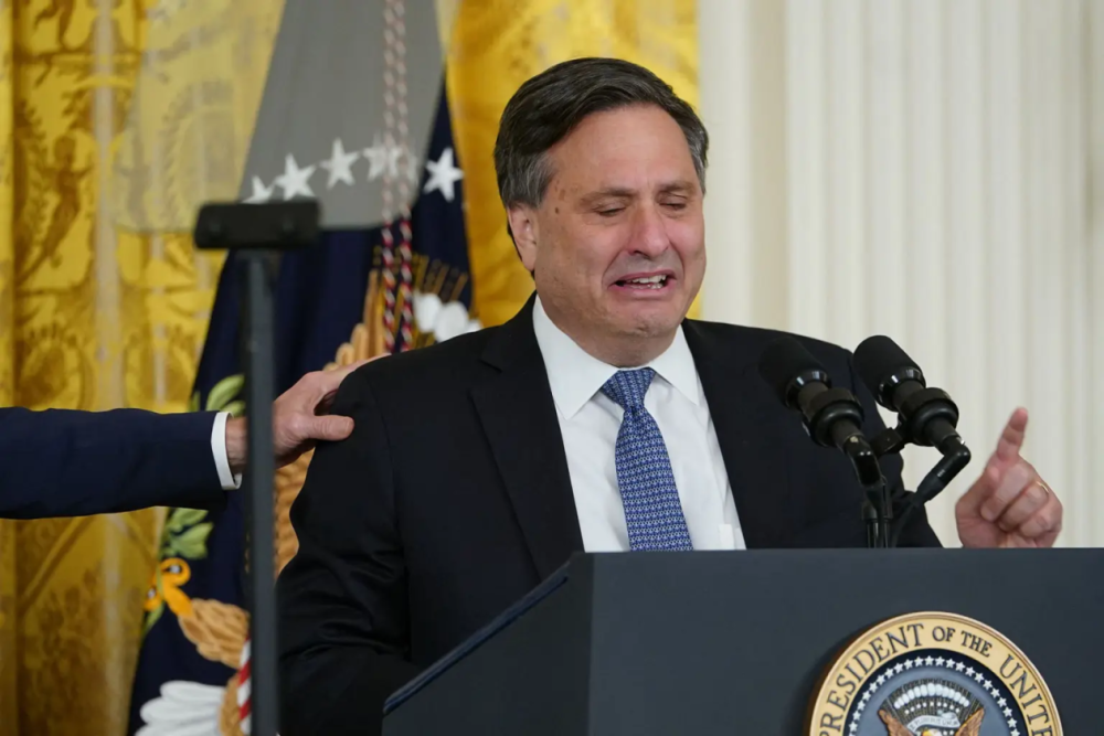 外媒白宫办公厅主任在交接仪式上多次抽泣称赞拜登是好父亲