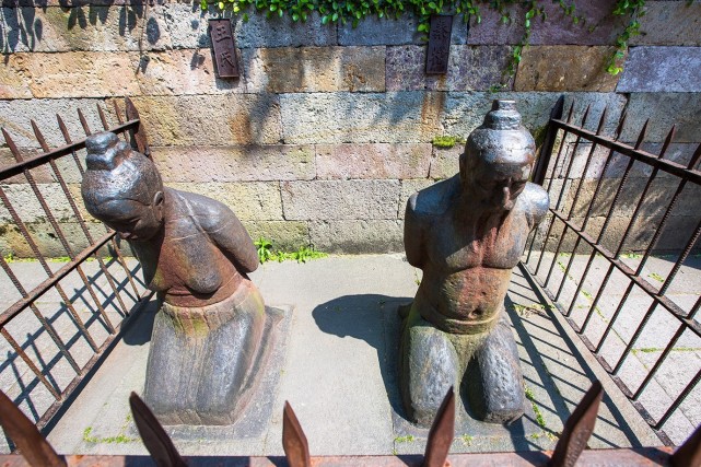 于是在岳飞墓前用铁铸造了秦桧夫妇跪像,以示忏悔
