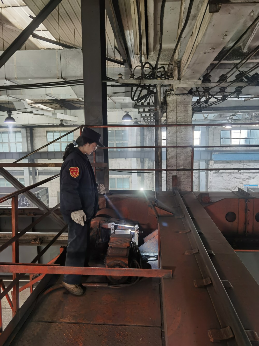 曹静静所驾驶的天车学名为通用桥式起重机,载重10吨,距离地面高近10米